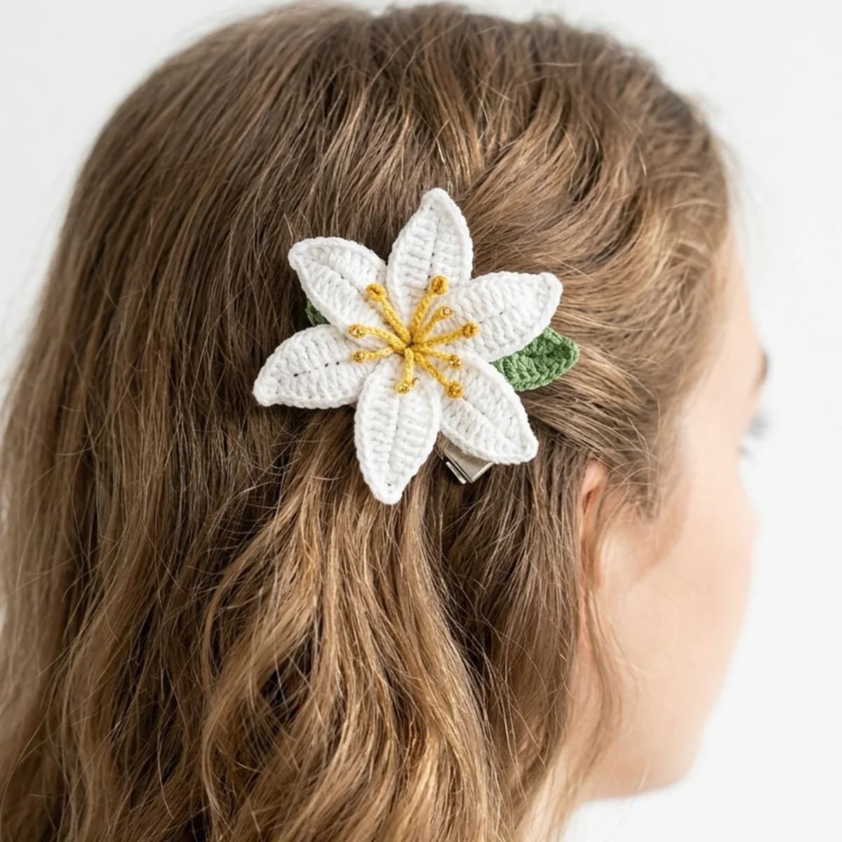 Barrette de lys au crochet faite main en blanc et vert